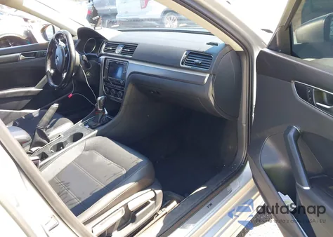 2017 Volkswagen Passat 1.8T R-Line z USA, uszkodzony, nr VIN 1VWDT7A34HC045895